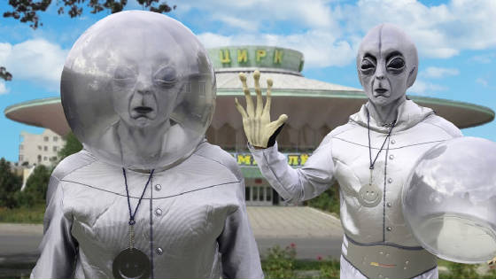 ALIEN_backyard_walk_03_laser_gun_moving_GIF.gif